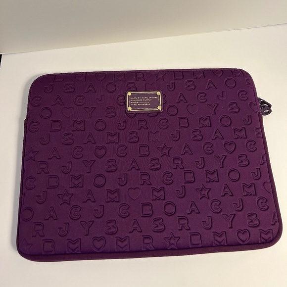 Marc By Marc Jacobs Purple Embossed Tablet Sleeve Designer ~ Travel ~ Office! - Picture 1 of 4